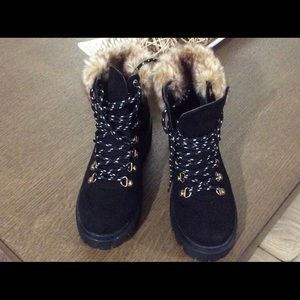 “Bamboo” faux fur boots